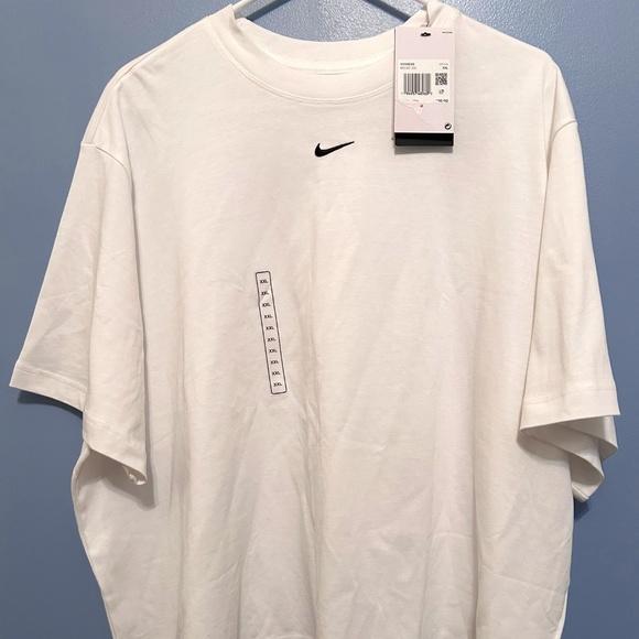 NWT Nike T-shirt - Picture 1 of 7